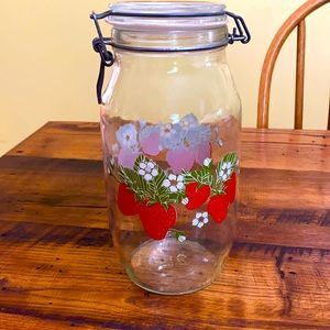 Strawberry 2 liter Glass Jar with Sealing Lid